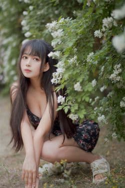 
大眼萌妹黑猫猫OvO 《蔷薇1》 写真集