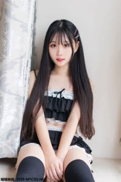 
《蕾丝荷叶边泳衣》  VOL.102 写真集