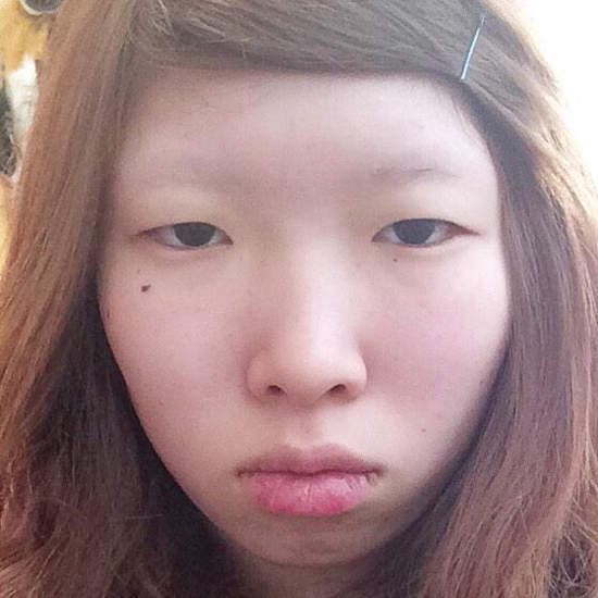 《整形级彩妆》双马尾美少女大方公开震撼素颜