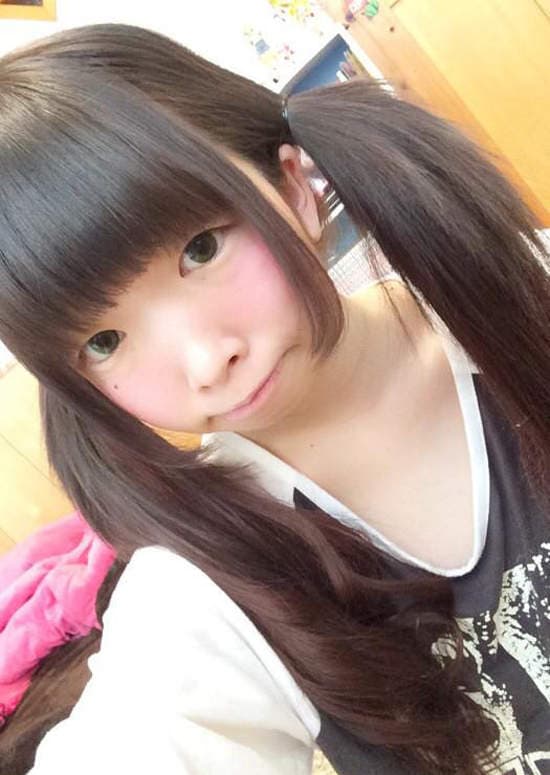 《整形级彩妆》双马尾美少女大方公开震撼素颜