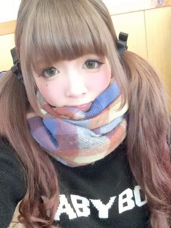 《整形级彩妆》双马尾美少女大方公开震撼素颜