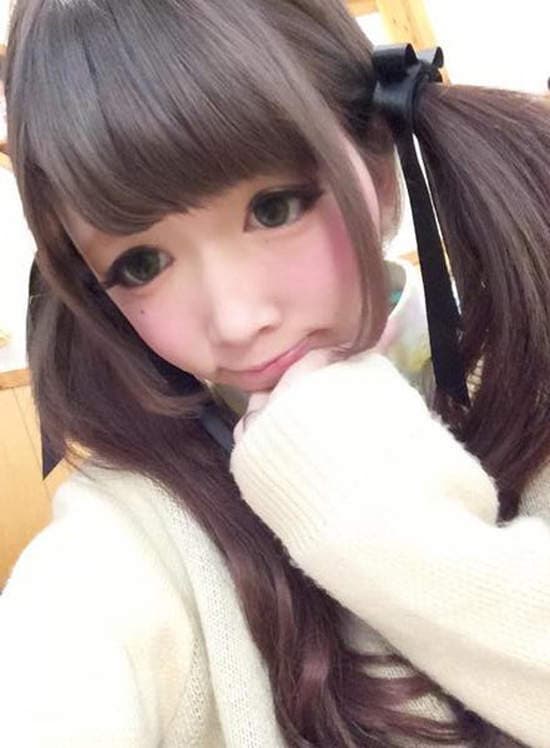 《整形级彩妆》双马尾美少女大方公开震撼素颜