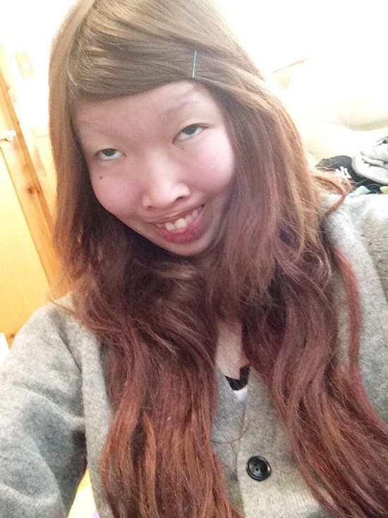 《整形级彩妆》双马尾美少女大方公开震撼素颜