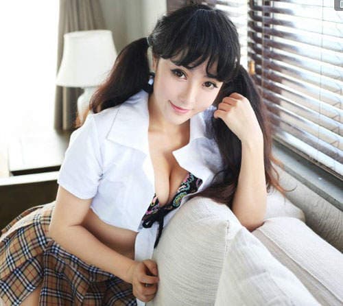 《双马尾正妹》忍不住会一直盯著玛鲁娜的翘臀美尻