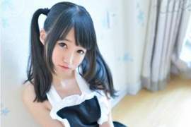 《双马尾裸体围裙》老一点的看到你就会想到情色厨房的情节