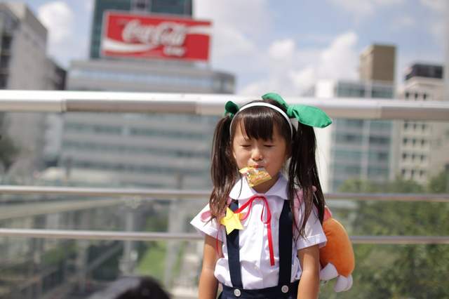 《真幼女cosplay八九寺真宵》超犯规可爱萌燃世界Cosplay高峰会