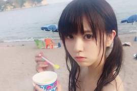 《正妹挑战一人去海边》游泳吃冰录影通通来好像有点忙压