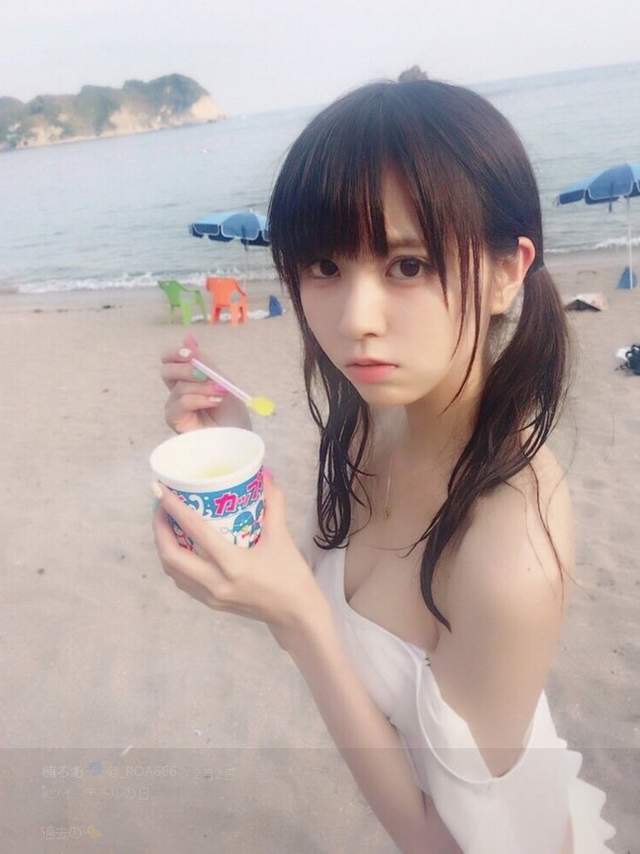 《正妹挑战一人去海边》游泳吃冰录影通通来好像有点忙压