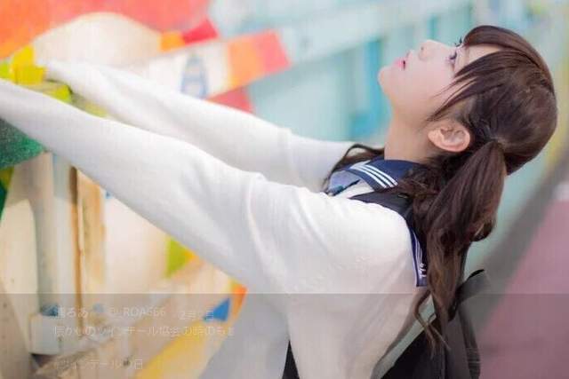 《正妹挑战一人去海边》游泳吃冰录影通通来好像有点忙压