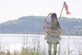 《鲤鱼旗制服妹》百褶裙加上白皙大腿这就是最美的景色