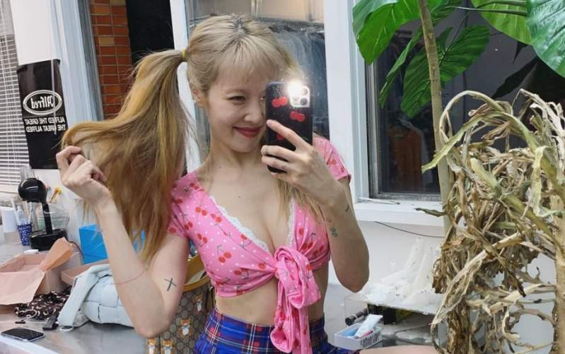 《泫雅》沟沟深似海 一片布缠胸自拍,犹如「火辣芭比」 《泫雅》沟沟深似海 一片布缠胸自拍,犹如「火辣芭比」