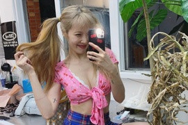 《泫雅》沟沟深似海　一片布缠胸自拍，犹如「火辣芭比」　　