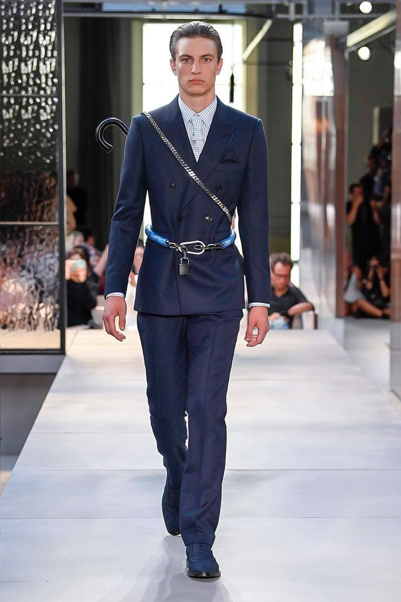 米兰时装周惊现《三乳模特儿》激凸乳型让人忍不住一直看