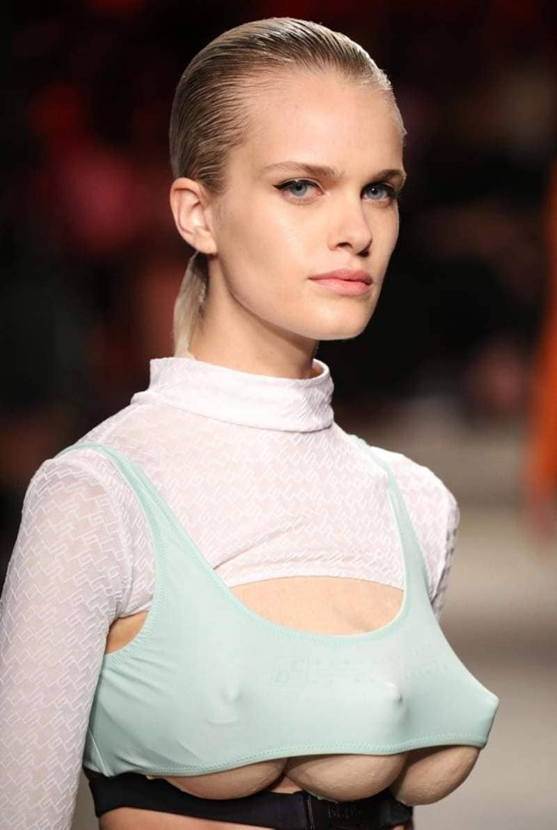 米兰时装周惊现《三乳模特儿》激凸乳型让人忍不住一直看