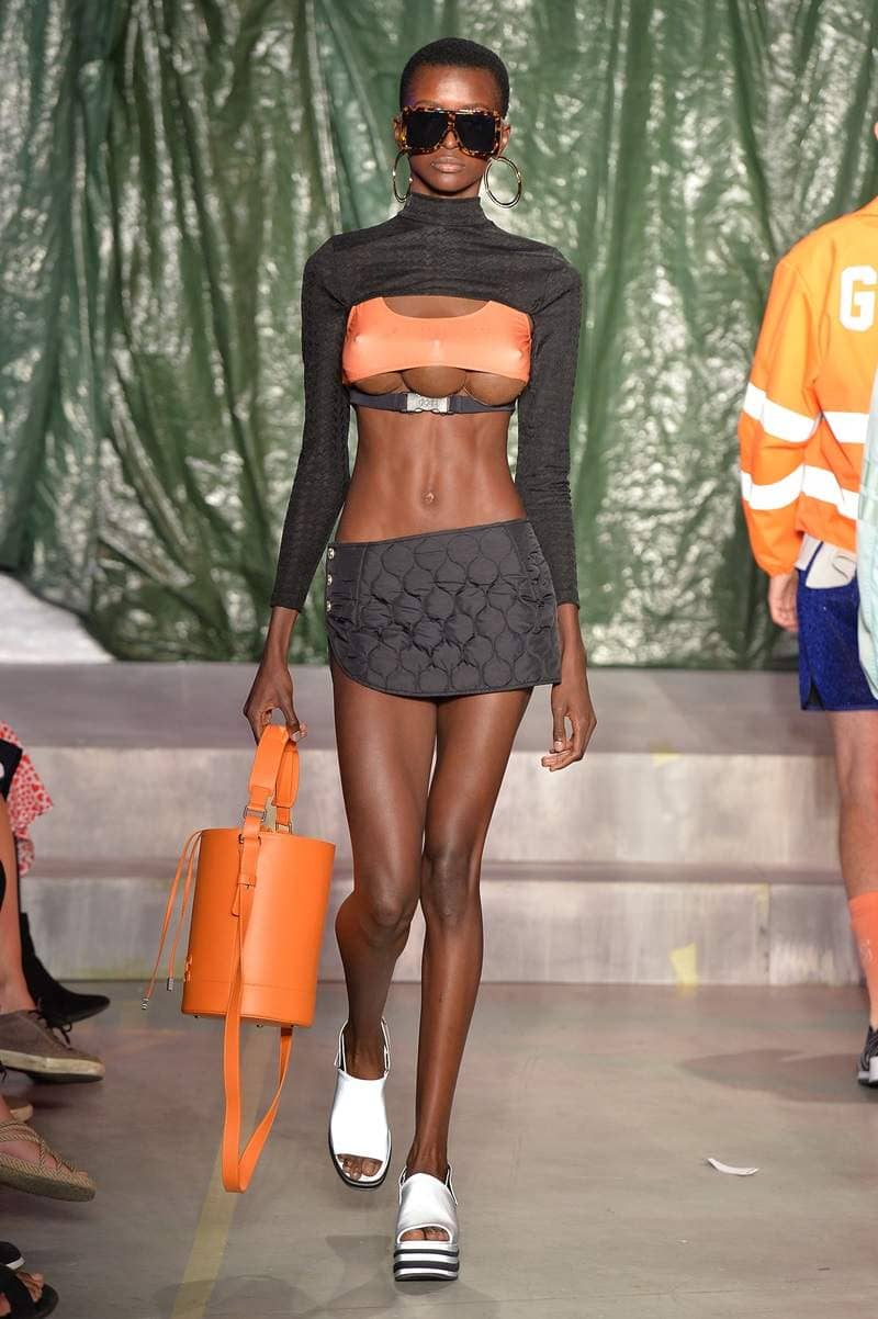 米兰时装周惊现《三乳模特儿》激凸乳型让人忍不住一直看