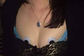 社群风潮《把塑胶大眼睛贴在欧派上》这个活动唯一的缺点就是没有男友视角的画面