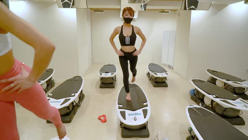 【有片】Surf Fit《冲浪肌肉训练》乳此凶器站在板上平衡感的掌握也要很小心