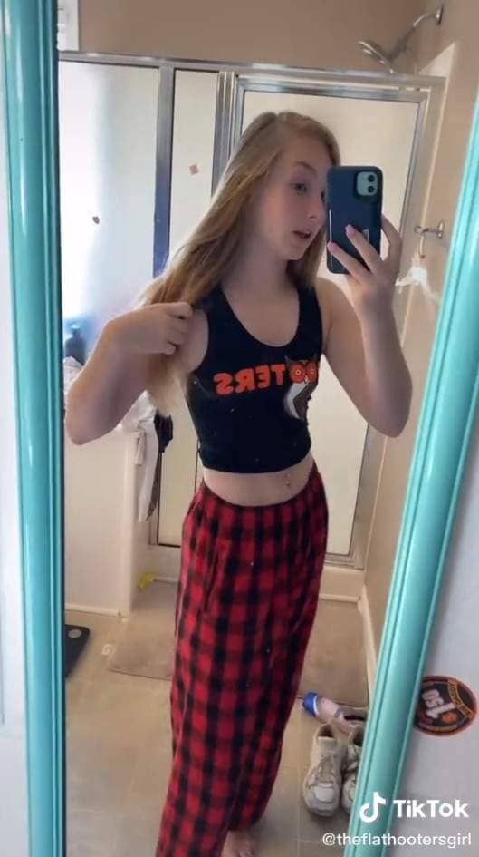 正妹店员教你《Hooters辣妹欧派的秘密》觉得很平没关系，用这招马上让你挺起来