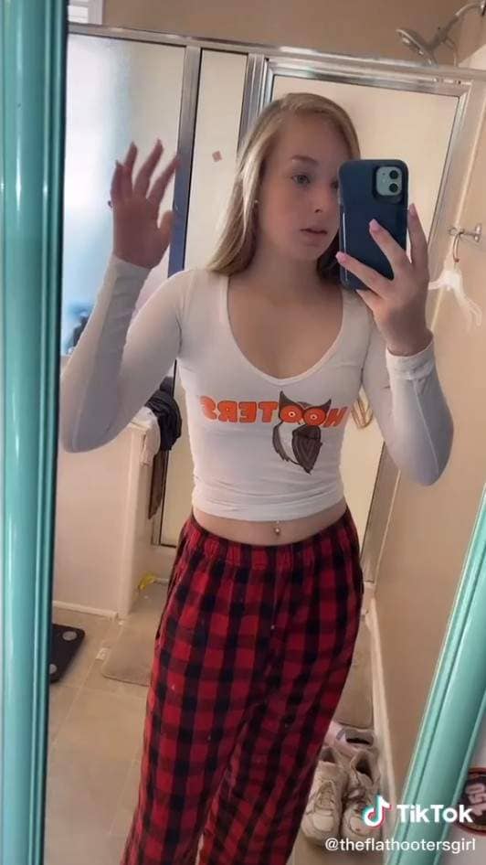 正妹店员教你《Hooters辣妹欧派的秘密》觉得很平没关系，用这招马上让你挺起来