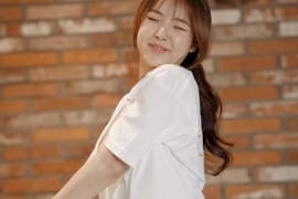 正妹拍片《古早味的洗衣服方式》拿著洗衣板一直搓搓搓这种光景现代已经看不到了