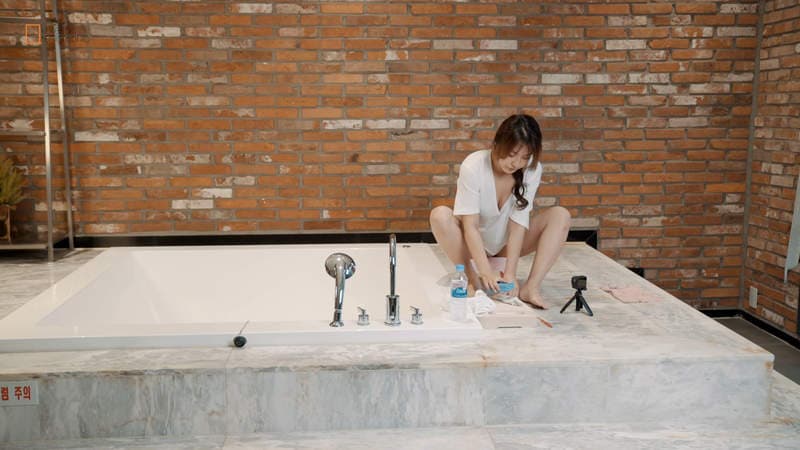 正妹拍片《古早味的洗衣服方式》拿著洗衣板一直搓搓搓这种光景现代已经看不到了 正妹拍片《古早味的洗衣服方式》拿著洗衣板一直搓搓搓这种光景现代已经看不到了