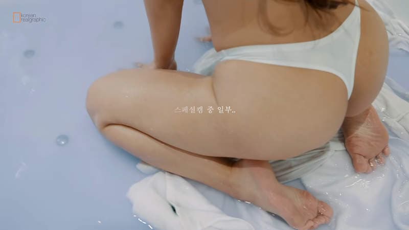 正妹拍片《古早味的洗衣服方式》拿著洗衣板一直搓搓搓这种光景现代已经看不到了 正妹拍片《古早味的洗衣服方式》拿著洗衣板一直搓搓搓这种光景现代已经看不到了