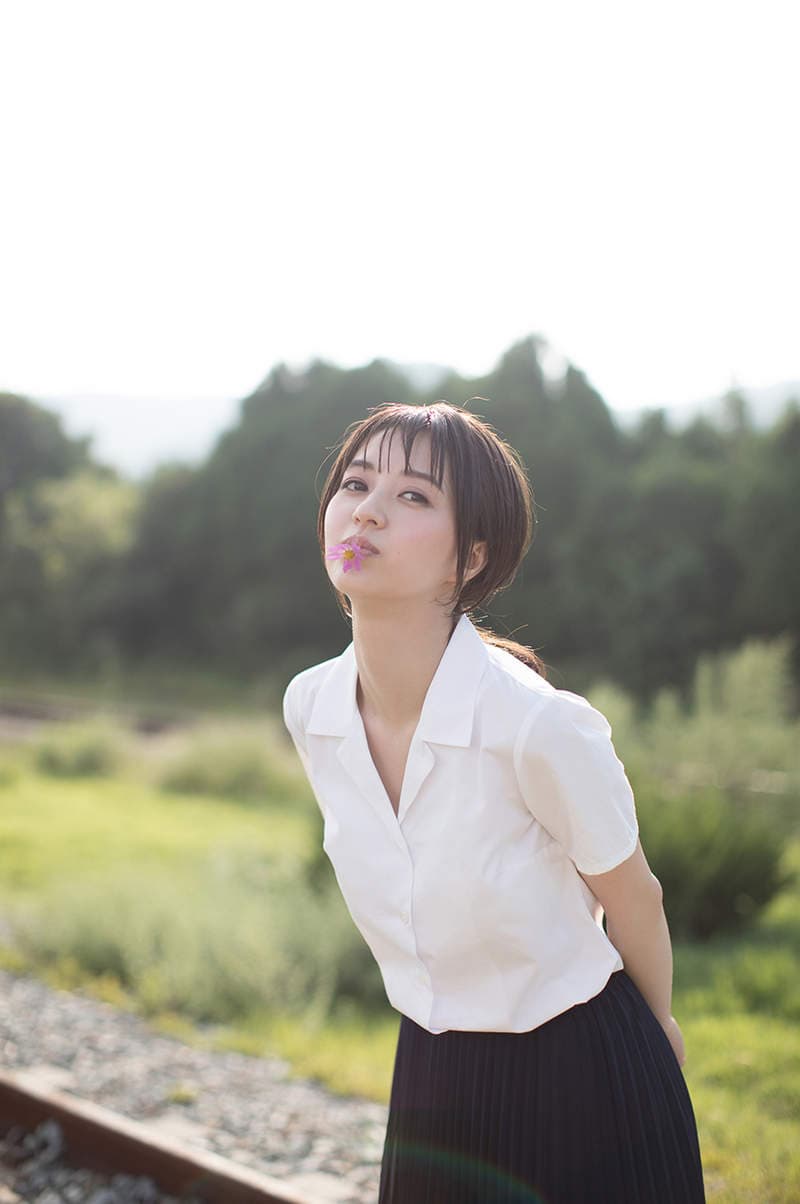 《逢泽莉娜》睽违两年的泳装写真这绝对是今夏最后一支冰淇淋啦