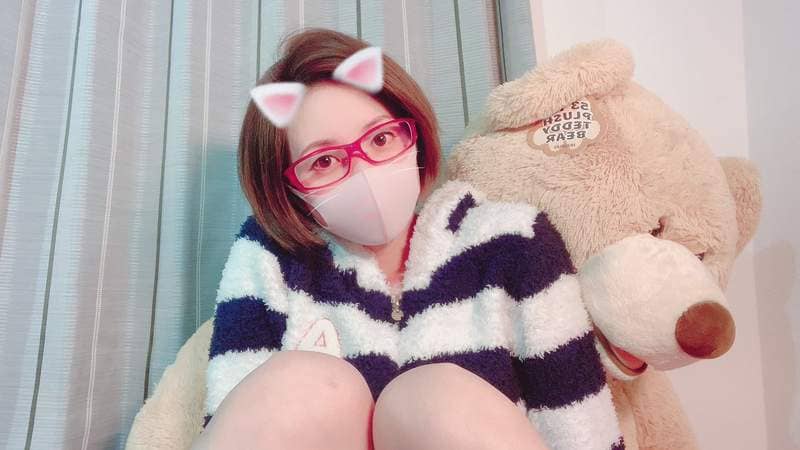 不穿内衣逛大街《nobraYouTuber》我非常努力的看那若隐若现的激凸