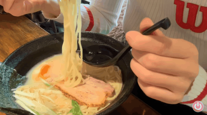 不穿内衣逛大街《nobraYouTuber》我非常努力的看那若隐若现的激凸