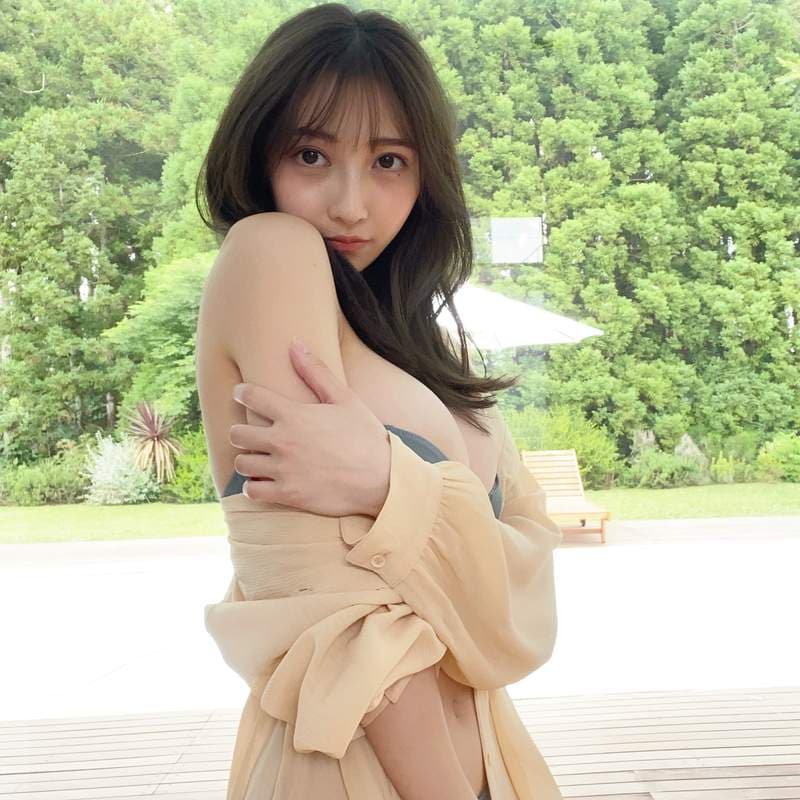 写真偶像《辻りりさ》拥有傲人身材被媒体喻为「理想姊姊」的性感正妹