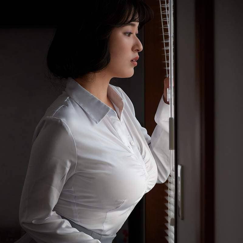 极度膨胀《著衣巨乳写真集第三弹》看著看的都好担心钮扣会喷飞