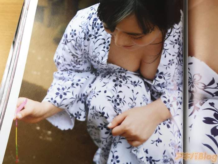 极度膨胀《著衣巨乳写真集第三弹》看著看的都好担心钮扣会喷飞