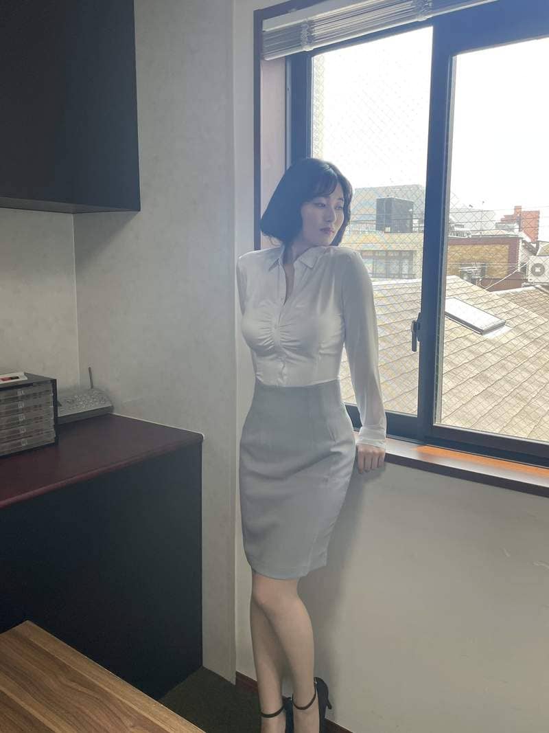 极度膨胀《著衣巨乳写真集第三弹》看著看的都好担心钮扣会喷飞