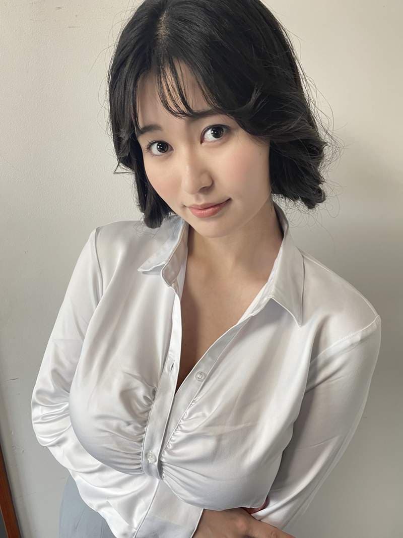 极度膨胀《著衣巨乳写真集第三弹》看著看的都好担心钮扣会喷飞
