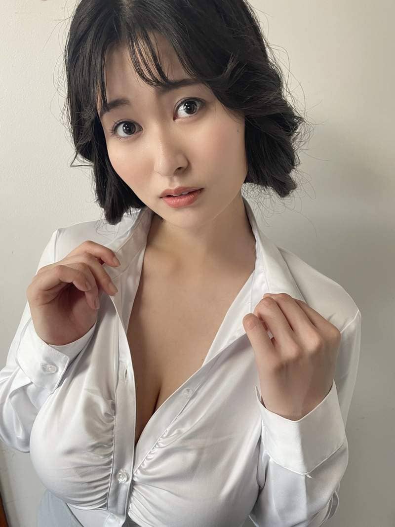 极度膨胀《著衣巨乳写真集第三弹》看著看的都好担心钮扣会喷飞
