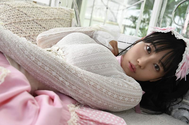 极度膨胀《著衣巨乳写真集第三弹》看著看的都好担心钮扣会喷飞