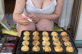 熟悉好味道《章鱼烧做法影片》一直觉得拿针戳一戳翻面的动作很帅