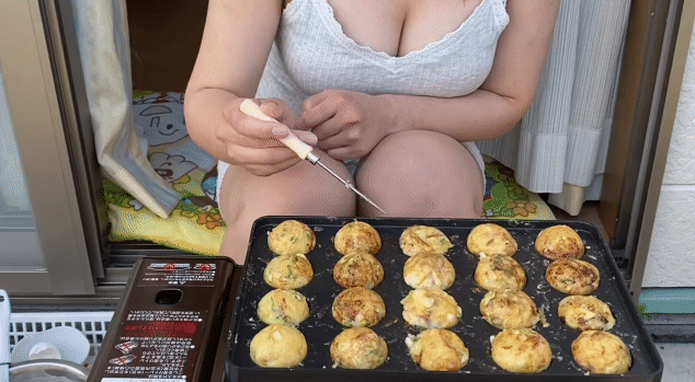 熟悉好味道《章鱼烧做法影片》一直觉得拿针戳一戳翻面的动作很帅