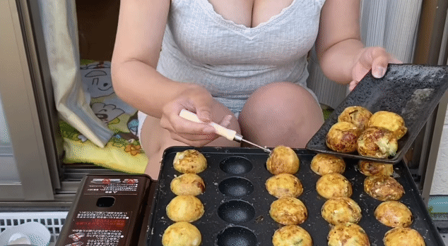 熟悉好味道《章鱼烧做法影片》一直觉得拿针戳一戳翻面的动作很帅