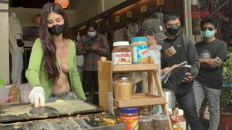【有片】巨乳聚人心《袒胸露乳真空罩衫》泰国蛋卷妹收入暴涨4倍，「肉色诱惑＝财富密码」引发跟风热潮