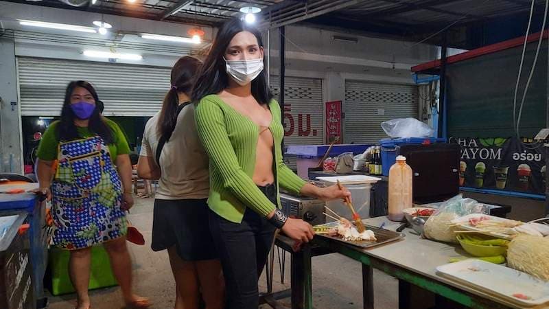 【有片】巨乳聚人心《袒胸露乳真空罩衫》泰国蛋卷妹收入暴涨4倍，「肉色诱惑＝财富密码」引发跟风热潮