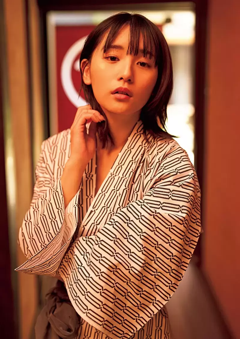 千年一遇的童颜巨乳《浅川梨奈》睽违3年回归拍摄杂志性感写真
