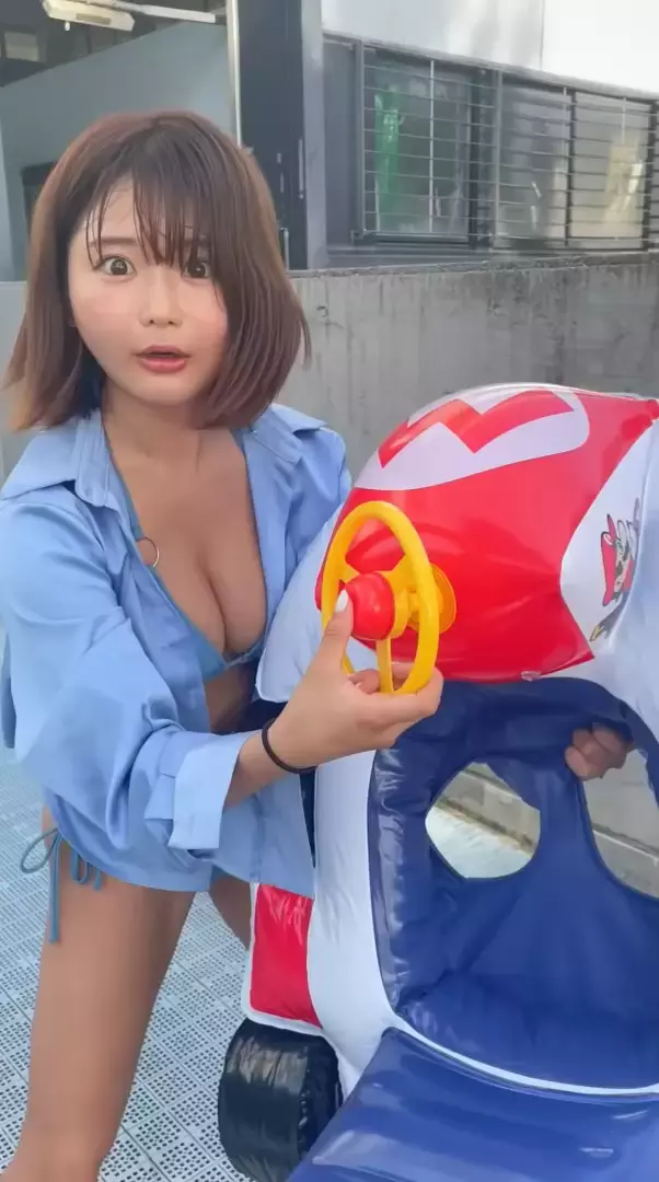 正妹尝试《玛莉欧赛车游泳圈》整个过程最累的地方是充气,真心不骗 正妹尝试《玛莉欧赛车游泳圈》整个过程最累的地方是充气,真心不骗