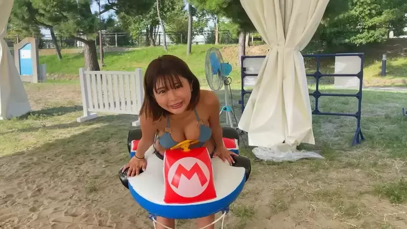 正妹尝试《玛莉欧赛车游泳圈》整个过程最累的地方是充气,真心不骗 正妹尝试《玛莉欧赛车游泳圈》整个过程最累的地方是充气,真心不骗