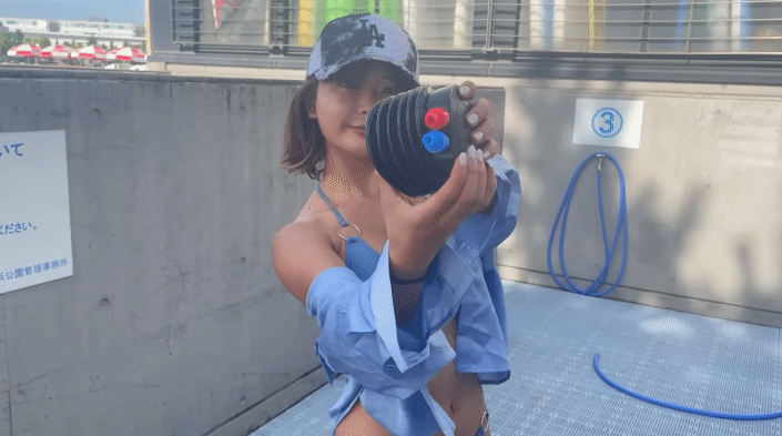 正妹尝试《玛莉欧赛车游泳圈》整个过程最累的地方是充气,真心不骗 正妹尝试《玛莉欧赛车游泳圈》整个过程最累的地方是充气,真心不骗