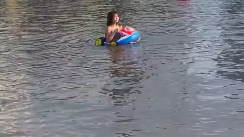 正妹尝试《玛莉欧赛车游泳圈》整个过程最累的地方是充气,真心不骗 正妹尝试《玛莉欧赛车游泳圈》整个过程最累的地方是充气,真心不骗