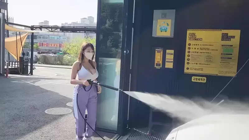 《洗车流程注意事项》不光是洒洒泡沫用水冲冲就好，眉眉角角让你的爱车光亮如新