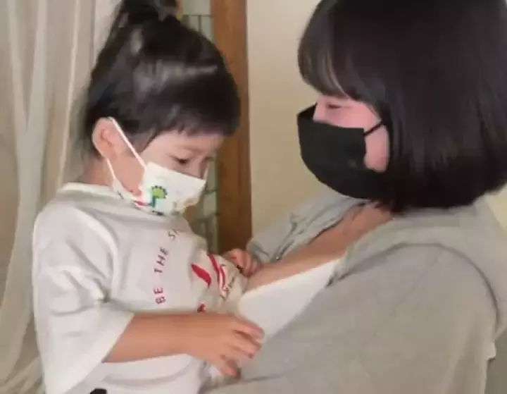 网路传言《奶头位置大剖析》据说就是看耳垂的下面就会刚好对到~真？