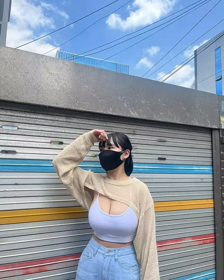 网路传言《奶头位置大剖析》据说就是看耳垂的下面就会刚好对到~真？