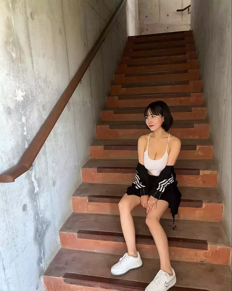 网路传言《奶头位置大剖析》据说就是看耳垂的下面就会刚好对到~真？